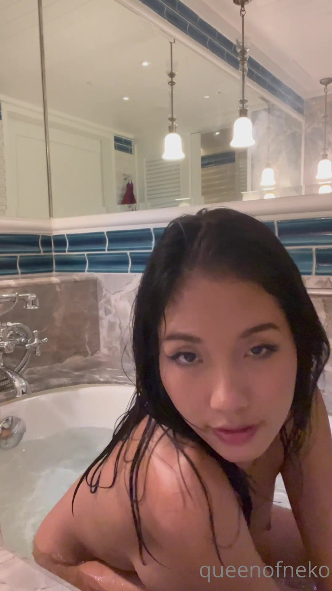 Queen of Neko - Bath