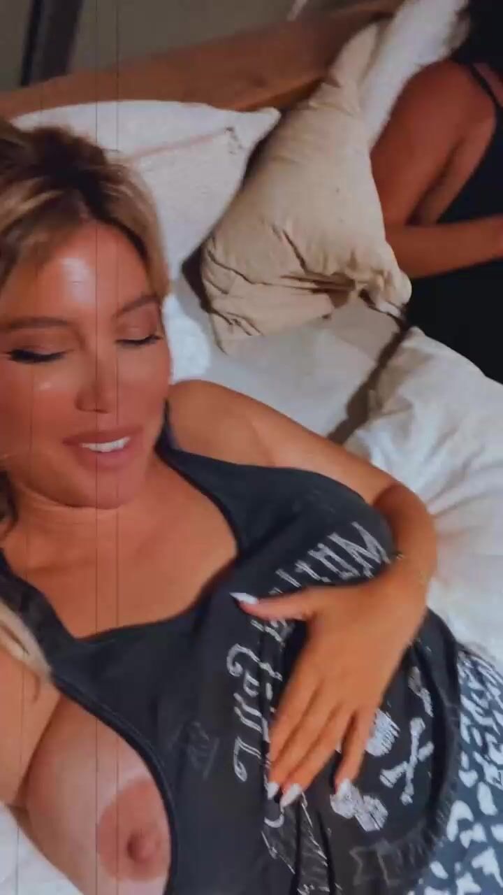 Wanda Nara flashing tits