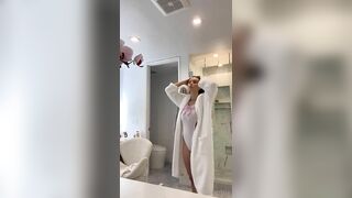 Sophie Mudd Onlyfans Nude Bathroom