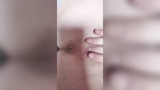 Hottie puts a finger in her pussy