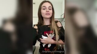 Megnut gamer girl wants you watching her boobs squeeze