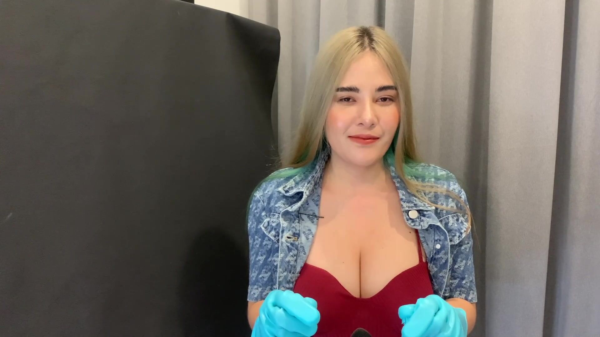 Wan-Red Bra Scratching