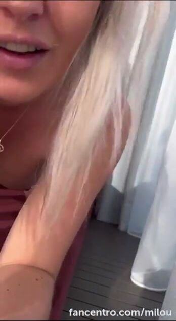 Milou van Agtmael pijpt