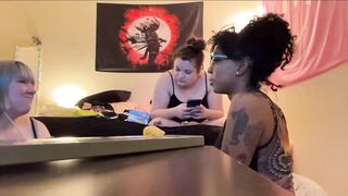 Naysiabee and 2 friends flashing their tits on twitch