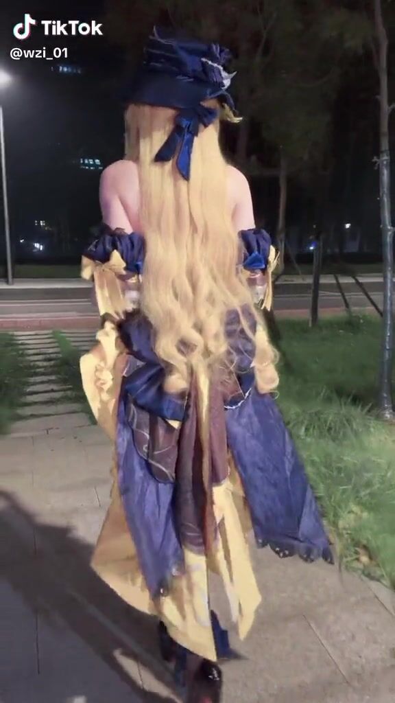 Navia Cosplay