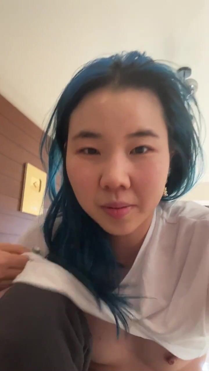 Sujin Kim aka Chingu Amiga - Boob Slip (Instagram Live)